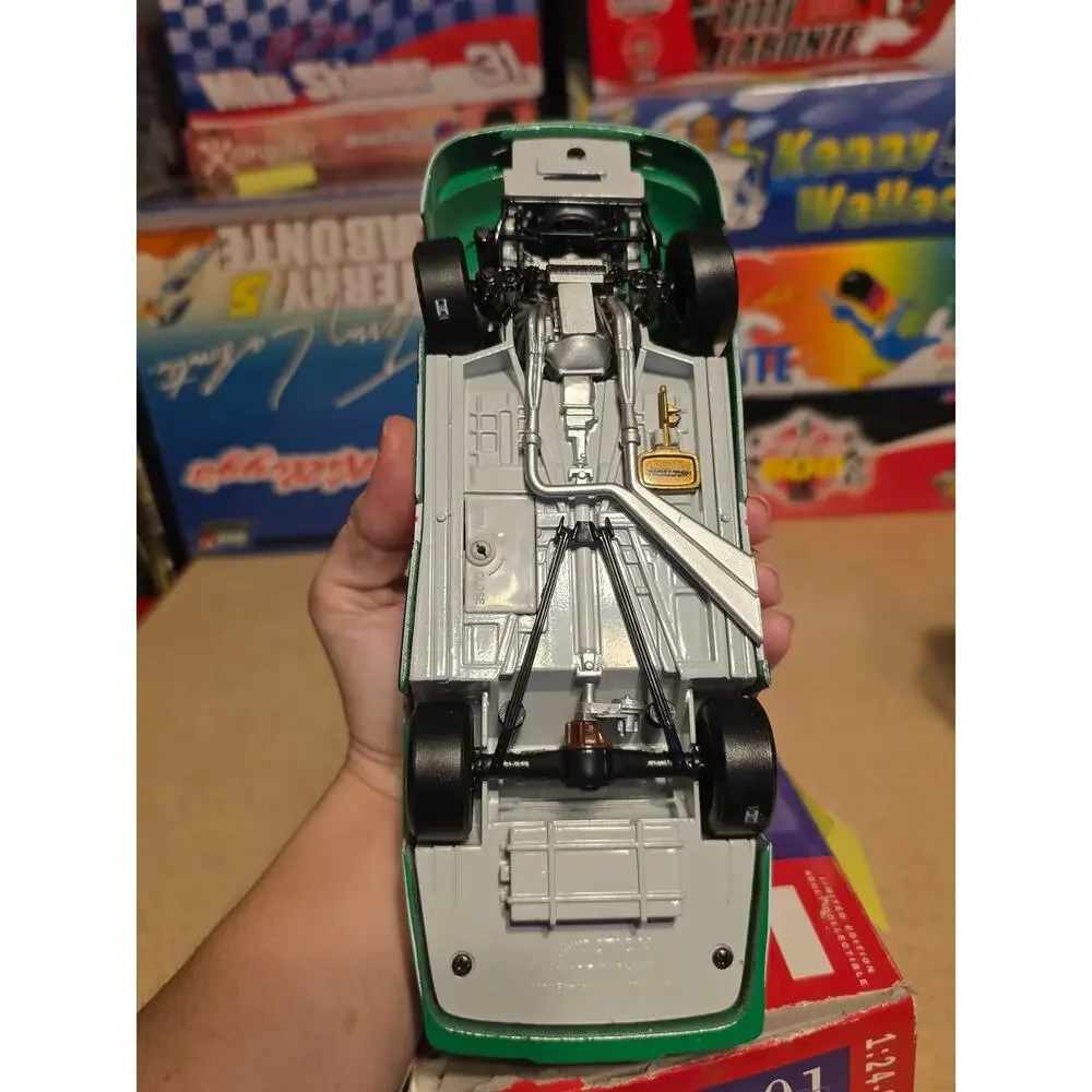 Bobby Labonte #18 Interstate Batteries Polar Bear 2001 Grand Prix 1/24 Nascar